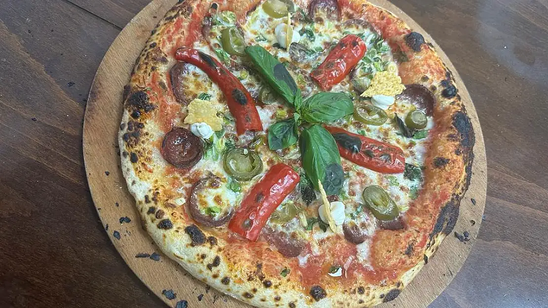 Piyano çalar gibi pizza hamurunu işliyor