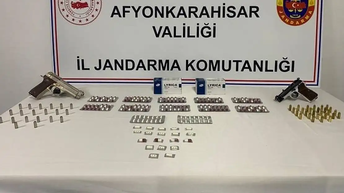 Poşetten uyuşturucu haplar ile ruhsatsız tabanca çıktı