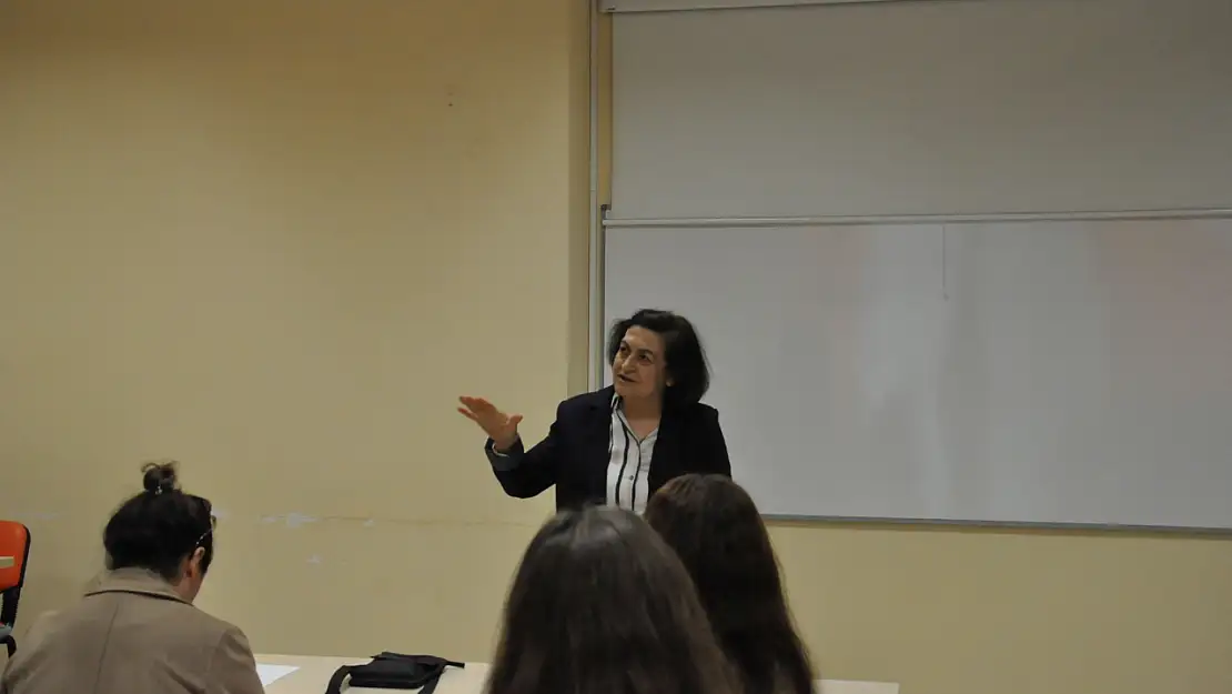 Prof. Dr. Nimet Önür, Radyo-Televizyon ve Sinema öğrencileriyle buluştu