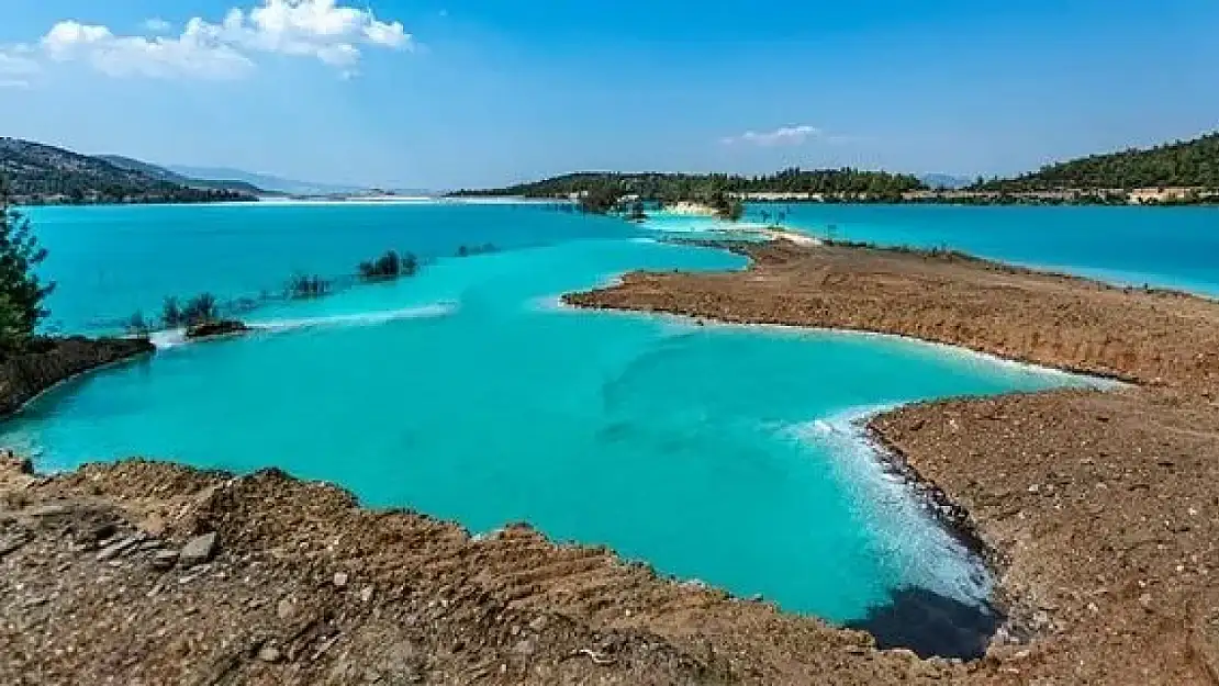 Rengiyle büyülüyor, gerçeğiyle ürkütüyor! Bu göle giren herkes ölüyor...