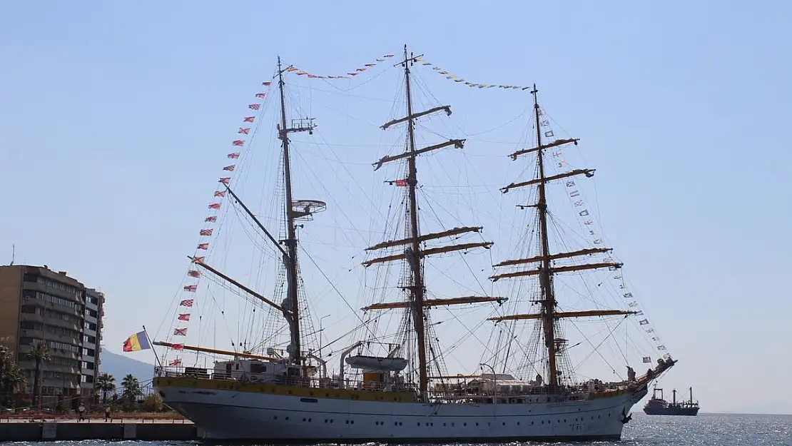 Romanya donanma gemisi İzmir’e geldi