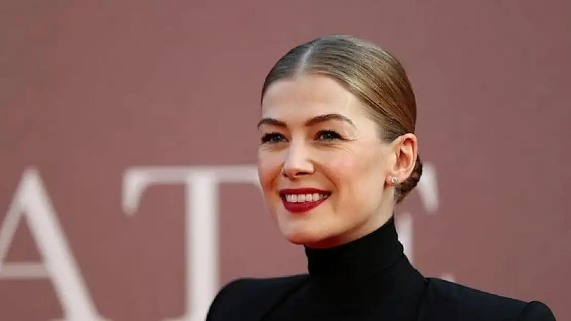 Rosamund Pike ‘Bizi kandırıyorlar’ dedi