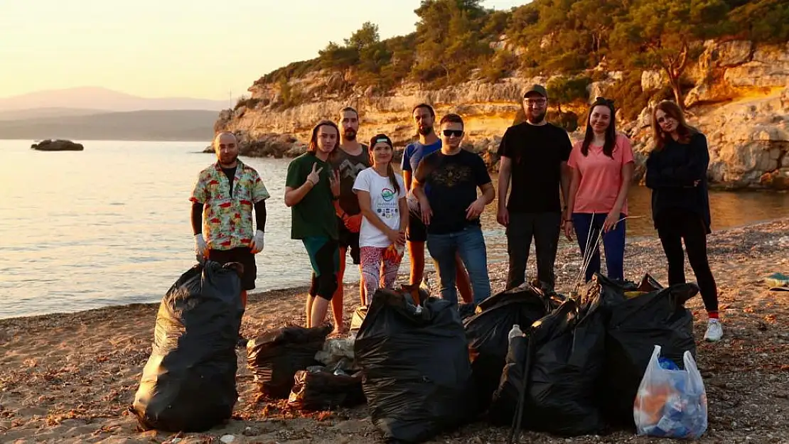 Ruslar, Seferihisar'da çevre temizliği yaptı