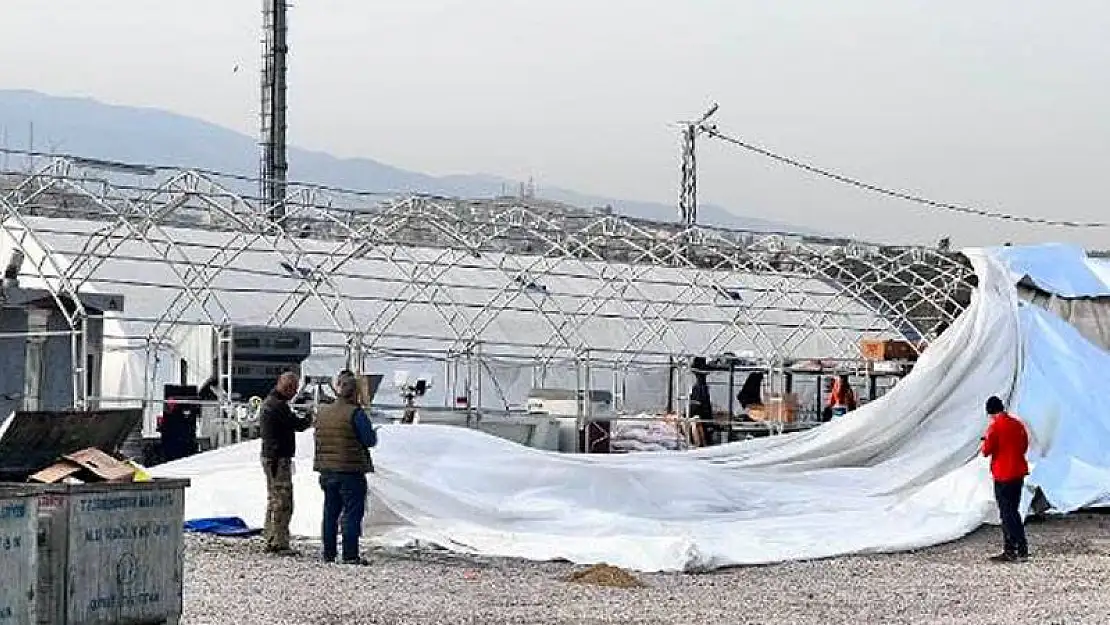 Rüzgâr nedeniyle depremzedelerin çadırları yıkıldı