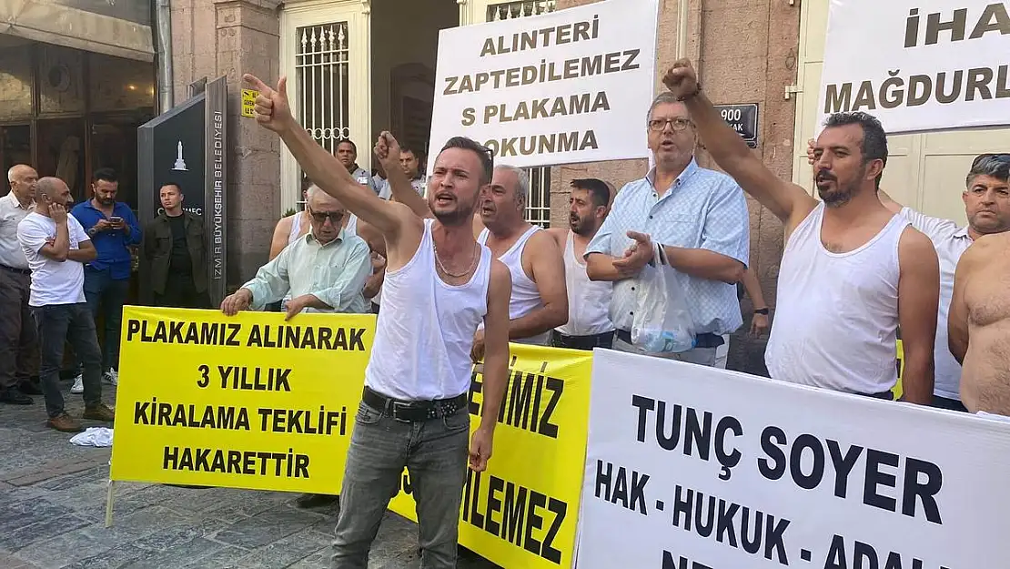 S plaka mağdurları, Büyükşehir'in önünde soyundu: Tokatçı, soyguncu, dolandırıcı!