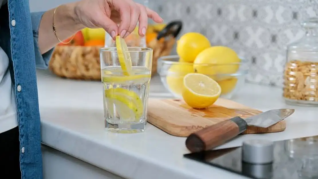 Sabahları limonlu su içmek kilo verdiriyor mu?