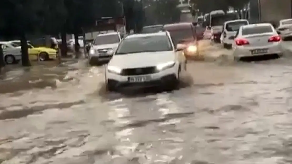 Sağanak yağış caddeleri göle çevirdi