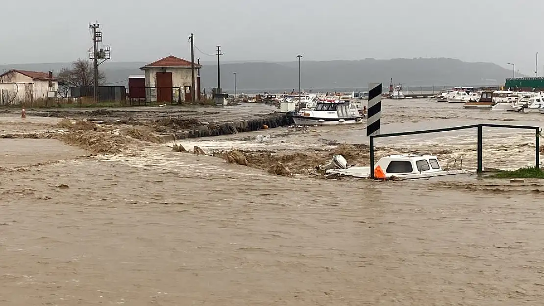 Sağanak yağış Kepez Çayı’nı taşırdı