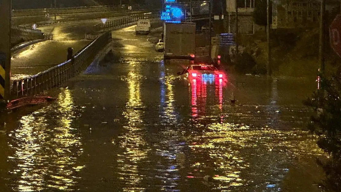 Sağanak yağış sürücüleri zor duruma soktu