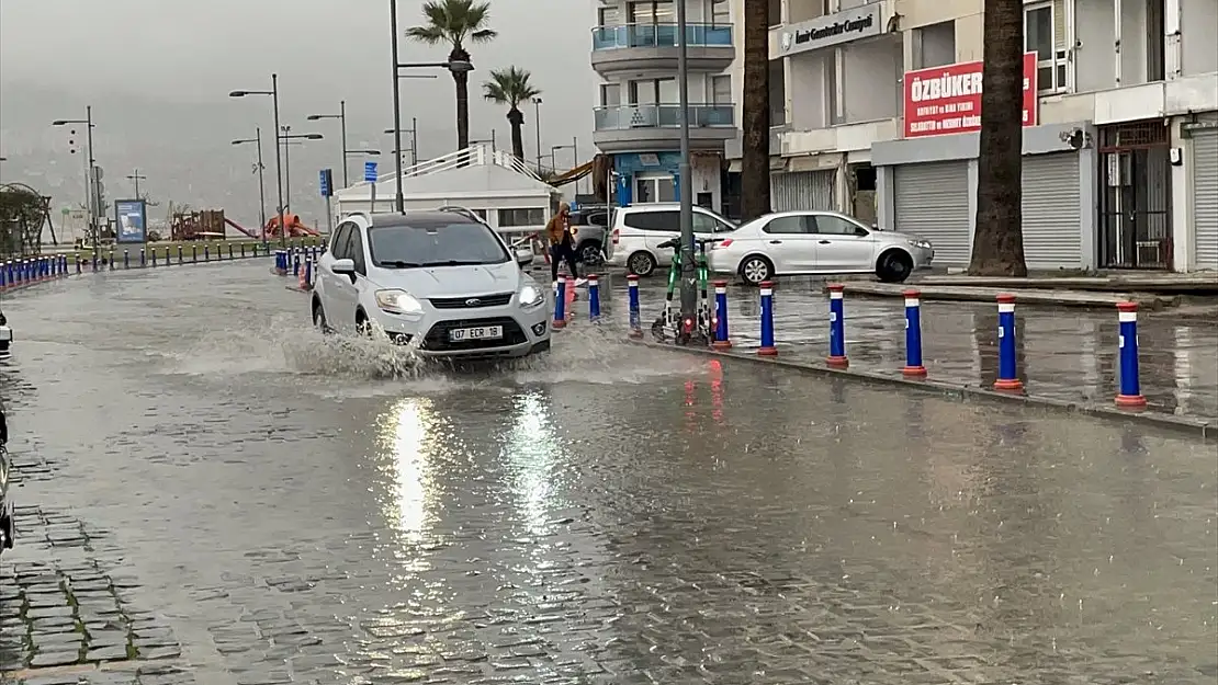 Sağanak yağmur ulaşımda aksamalara neden oldu