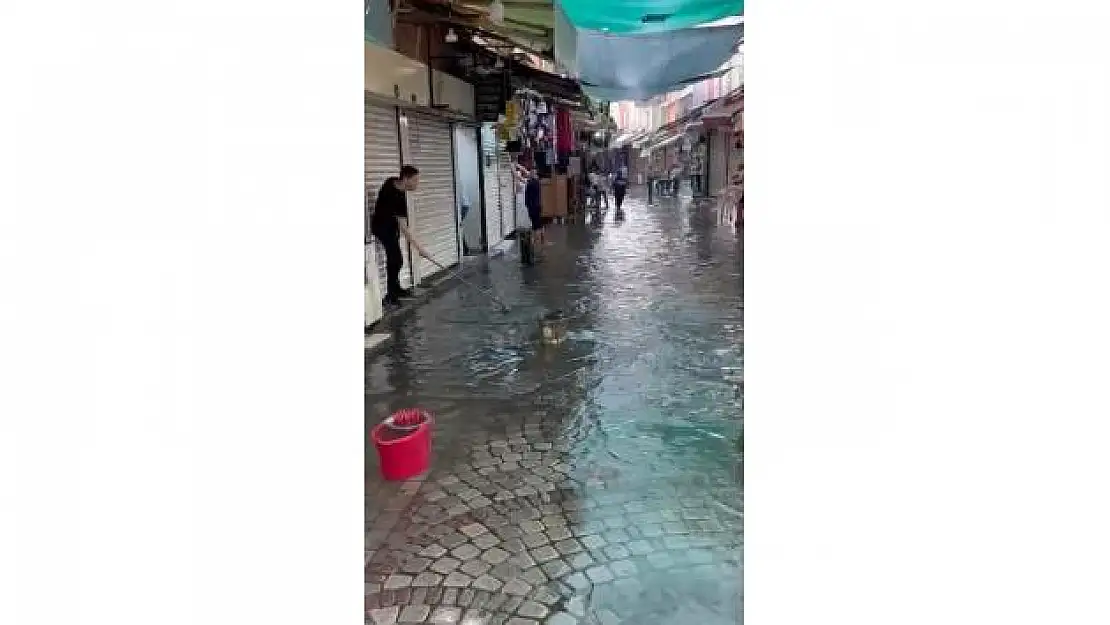 Sağanak yağmur yine İzmir’i vurdu