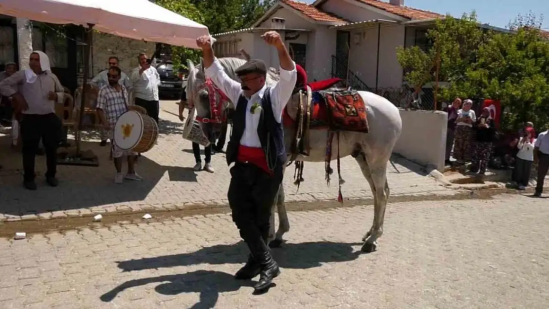 Sahibiyle karşılıklı harmandalı oynayan at büyük bir ilgiyle izlendi