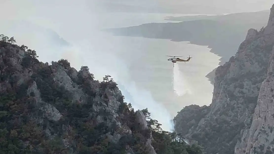 Şahinkaya Kanyonu'na yıldırım düştü