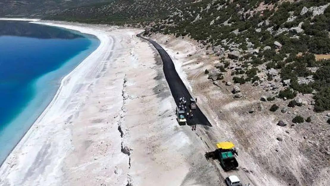 Salda Gölü’nün çevresine asfalt döküldü