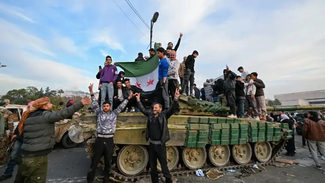 Şam halkı Esad'sız ilk gününde: Kutlamalar devam ediyor