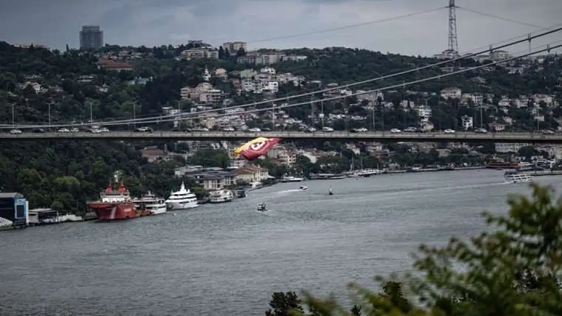 Şampiyon Galatasaray'ın bayrakları Boğaz'da dalgalanıyor