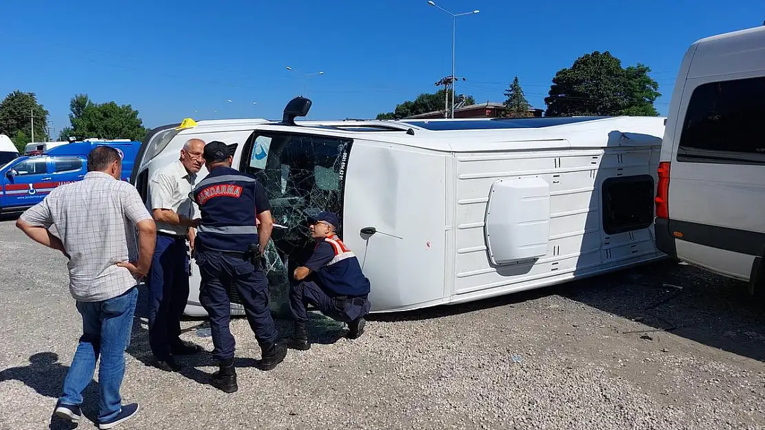 Samsun’da  işçi servisi ile otomobil çarpıştı: 19 yaralı