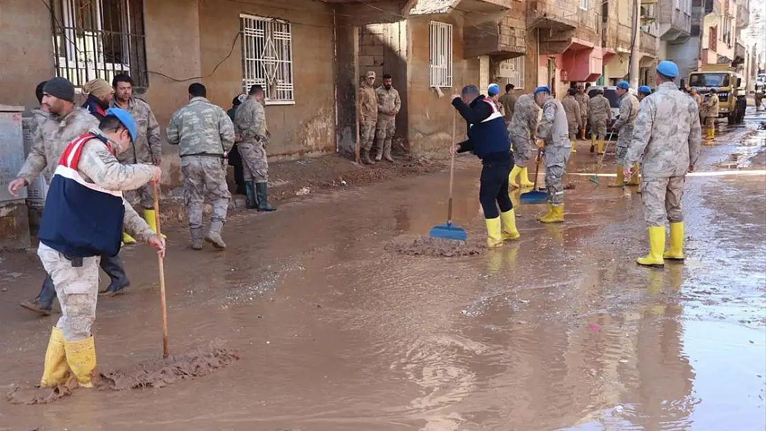 Şanlıurfa’da 10 bin personel çamur temizliyor