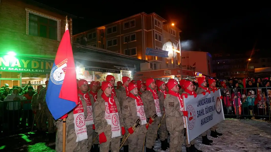 Sarıkamış'ta binlerce kişi şehitler için yürüdü