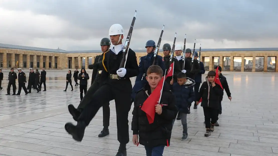 Saygı nöbeti tutan öğrenciler Anıtkabir’de