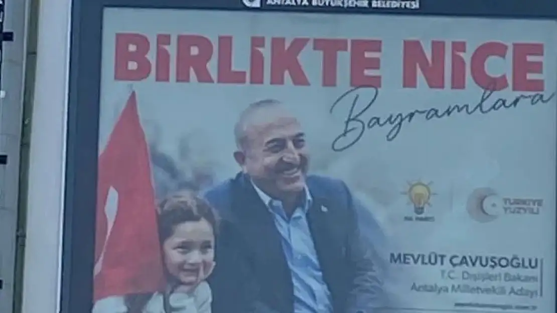 Seçim Kanunu’na göre Türk bayraklı afişler kaldırıldı