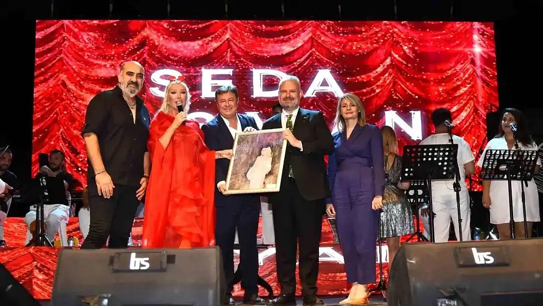 Seda Sayan, Menemen’de konser verdi