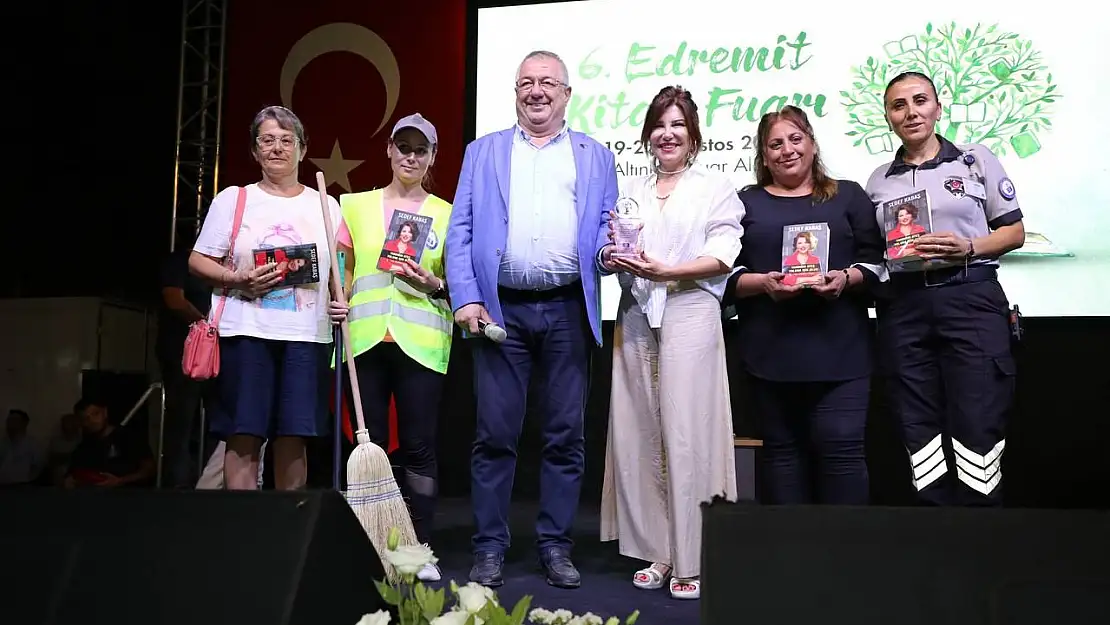 Sedef Kabaş Edremit Kitap Fuarı'ndaydı