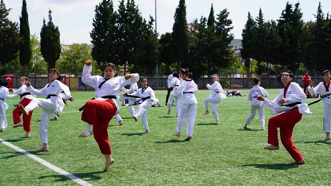 Seferihisar’da Coşkulu 19 Mayıs Kutlaması