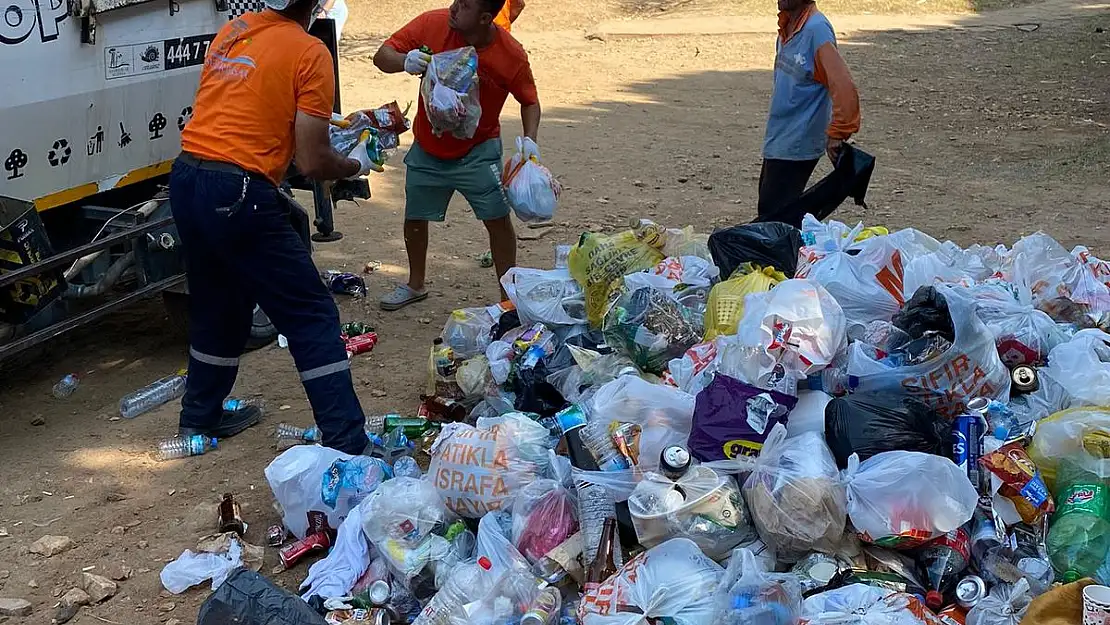 Seferihisar’da Ekmeksiz Plajı çöpe döndü