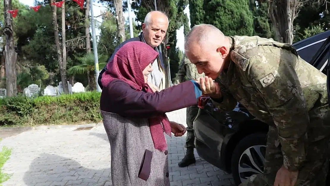 Şehit annesinden komutana duygulandıran sözler: Karşımda şehit oğlum var zannettim