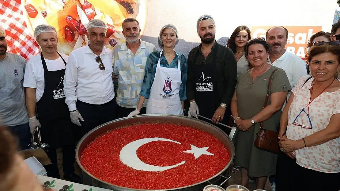 Şehzadeler Belediyesi 2 bin kişiye aşure dağıttı