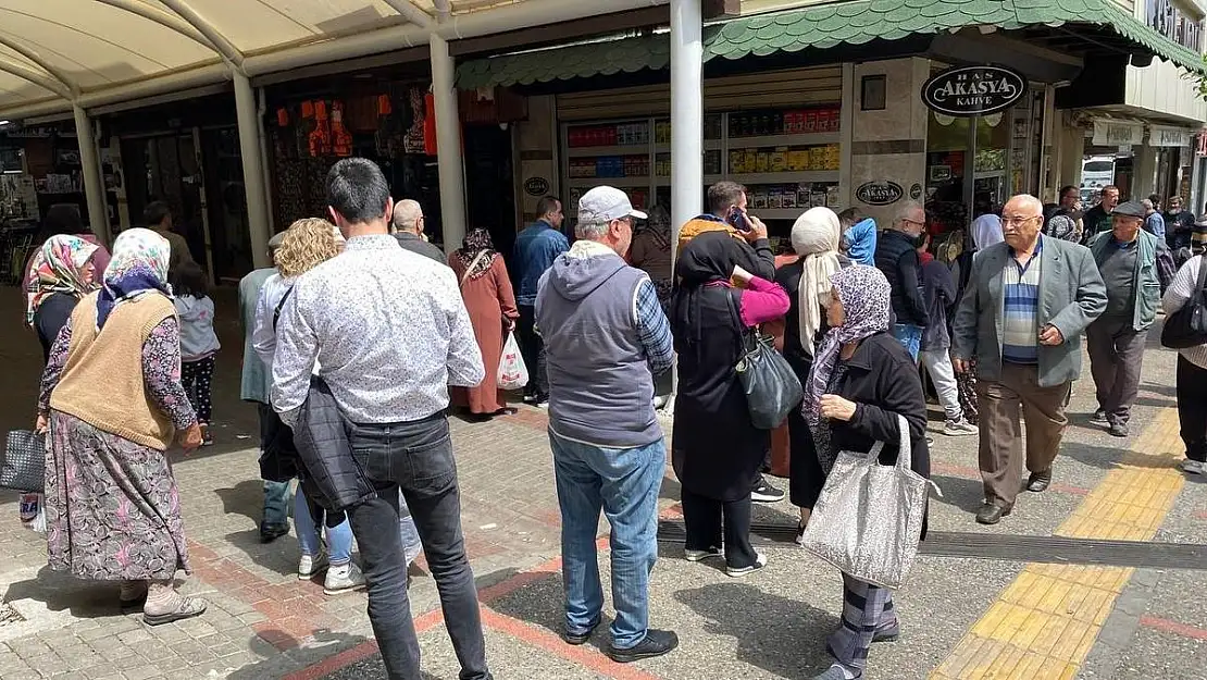 Şeker bayramı öncesi tatlı telaşı, uzun kuyruklar oluştu