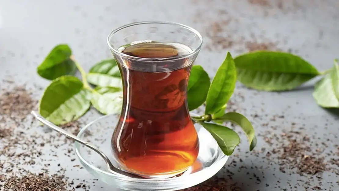 Şekerli çay sessiz tehlike: Karaciğer yıpranıyor, cilt yaşlanıyor, kan şekeri fırlıyor!