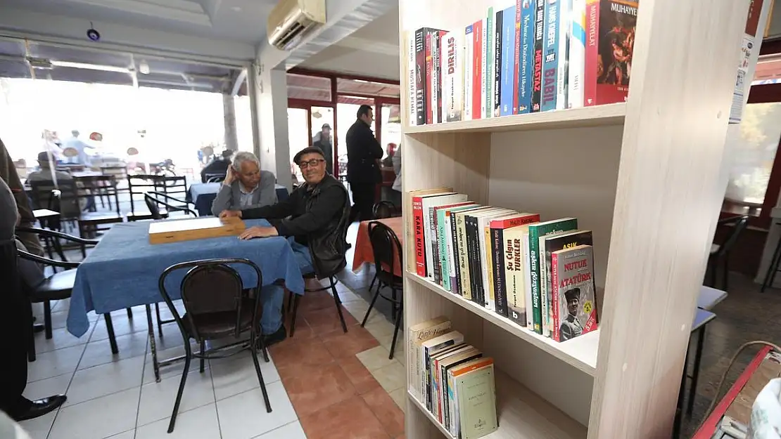 Selçuk'ta, kahvehanelere kitap köşesi