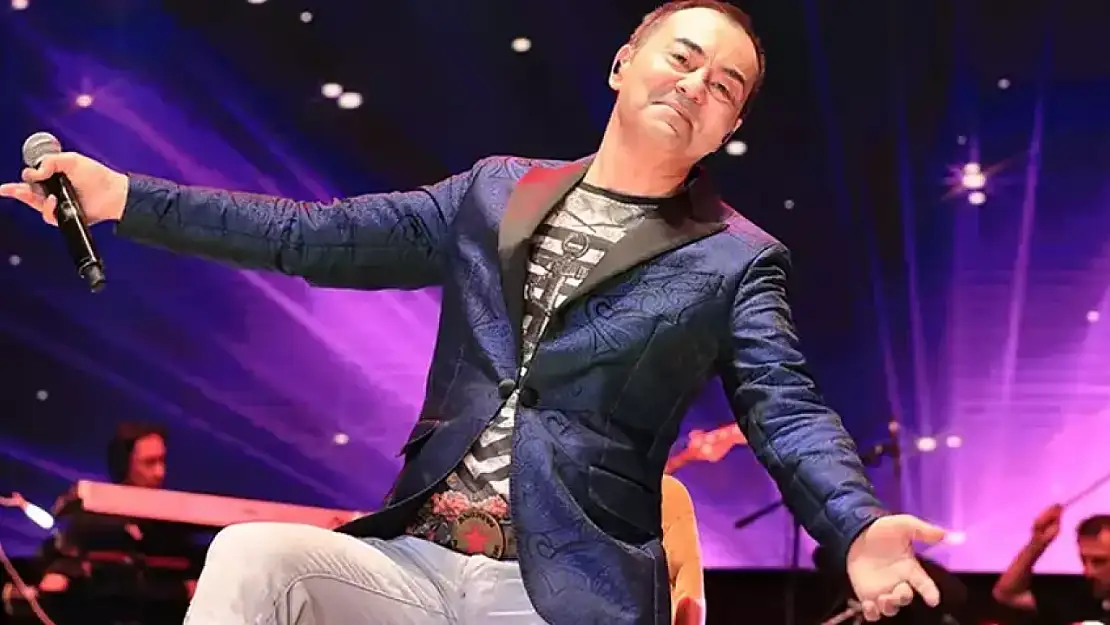 Serdar Ortaç Harbiye sahnesinde ayakta