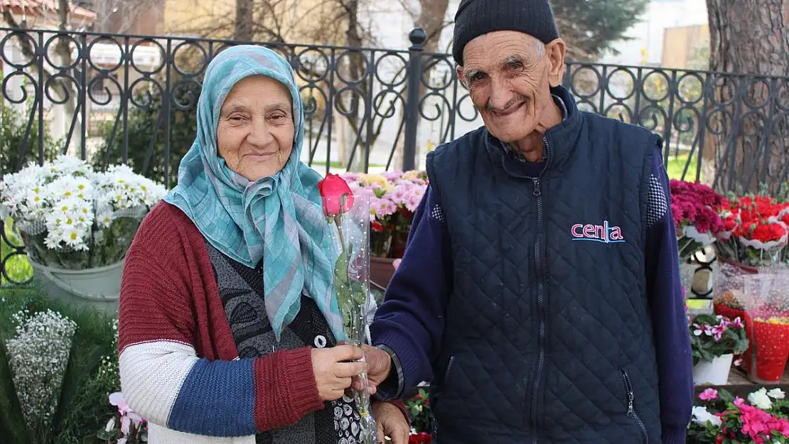 Sevgililer gününün sembolü yine gül oldu!