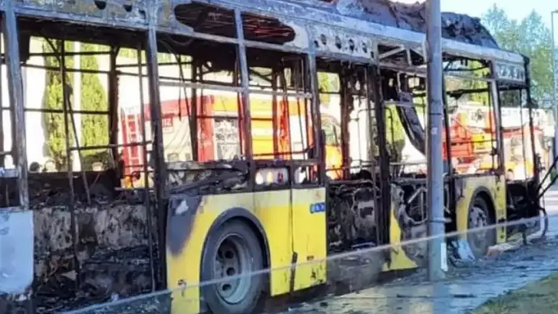 Seyir halindeki belediye otobüsü alev alev yandı!
