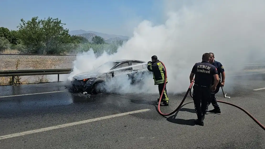 Seyir halindeki otomobil tamamen yanarak kül oldu