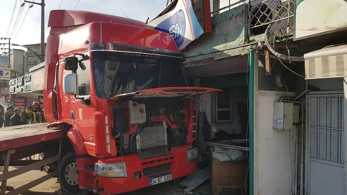 Seyir halindeki tır çay ocağına girdi!