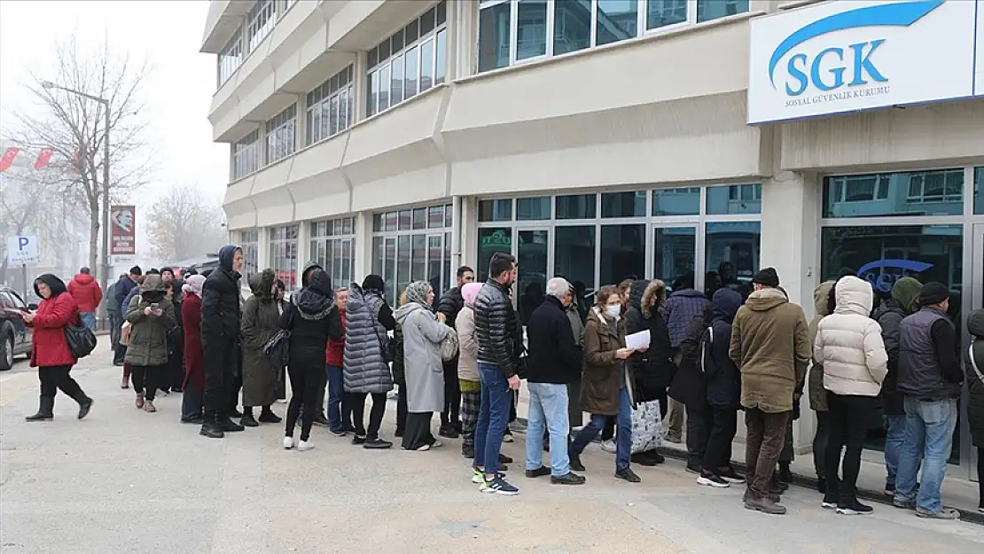 SGK müdürlüklerinde EYT’lilerin yoğunluğu sürüyor