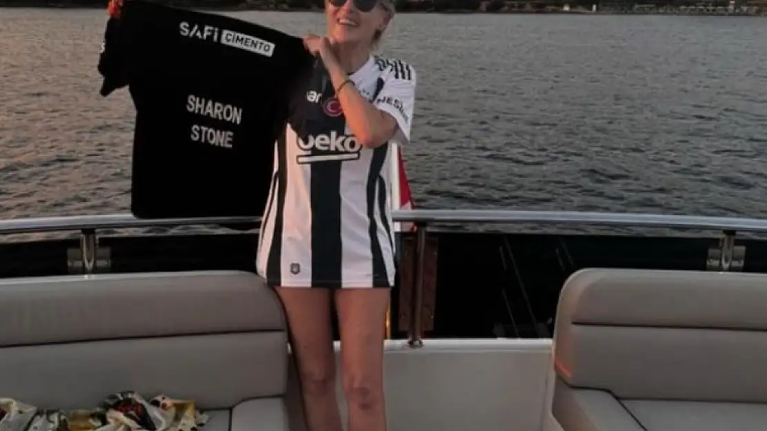 Sharon Stone ,Beşiktaş formasıyla poz verdi!