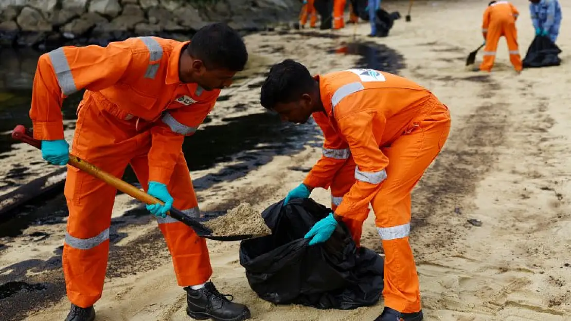 Singapur’daki petrol sızıntısı sonrası çevre temizliği çalışmaları devam ediyor