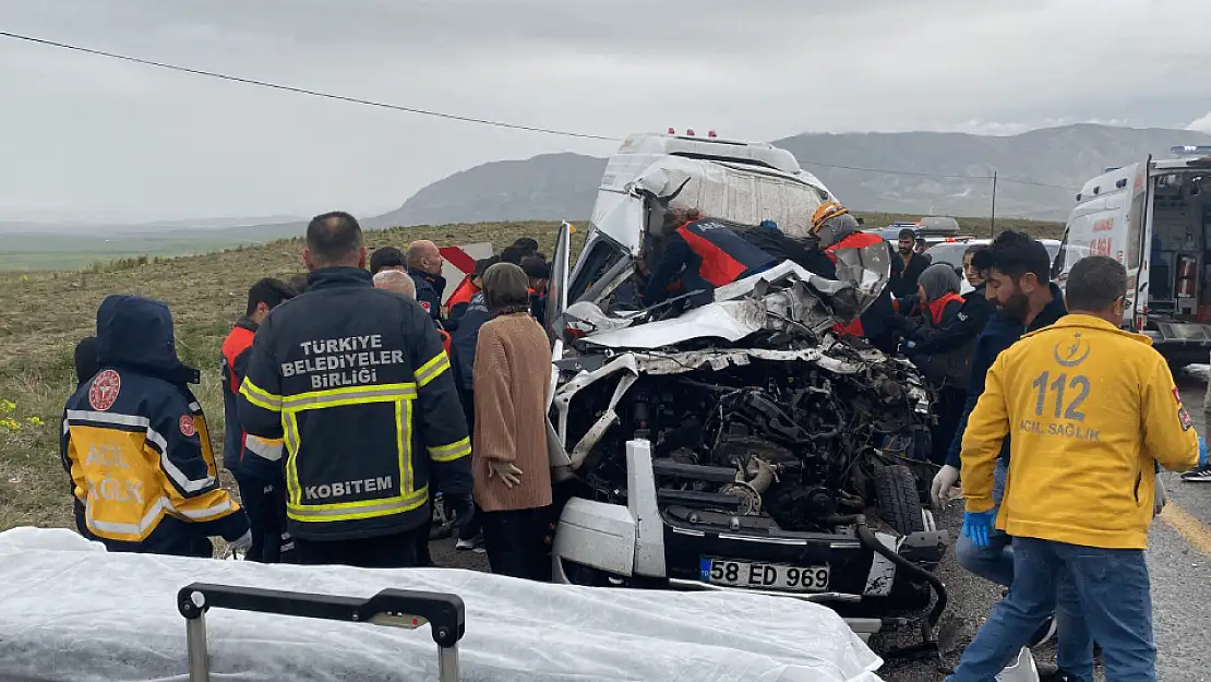 Sivas’ta tır ile minibüs çarpıştı: Ölü ve yaralılar var