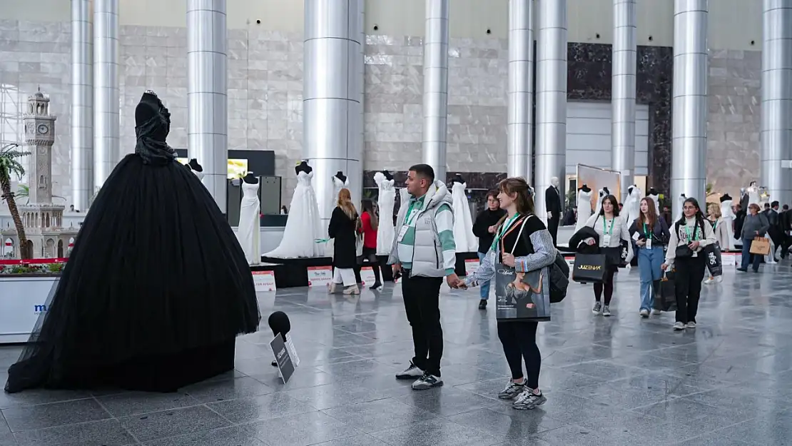 Siyah gelinlik, kadına şiddete karşı sessiz çığlık oldu