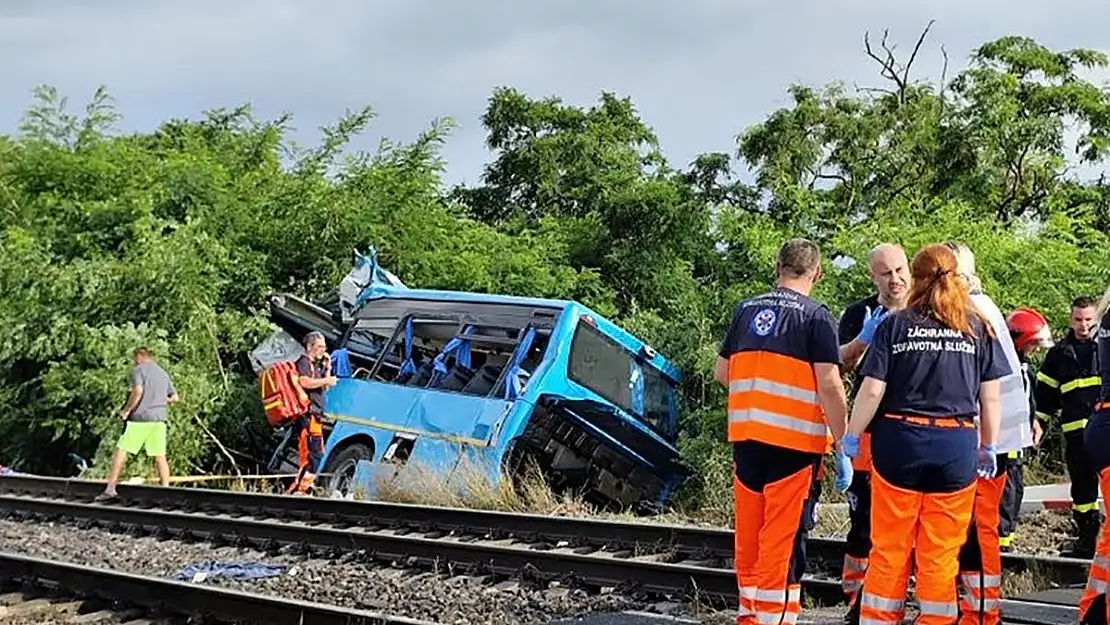 Slovakya'da tren ve otobüs çarpıştı