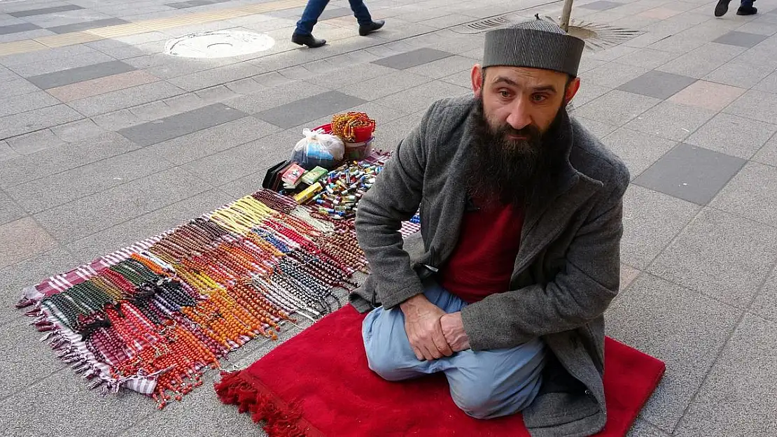 Sofra bezi üzerinde tezgah açarak geçiniyor!