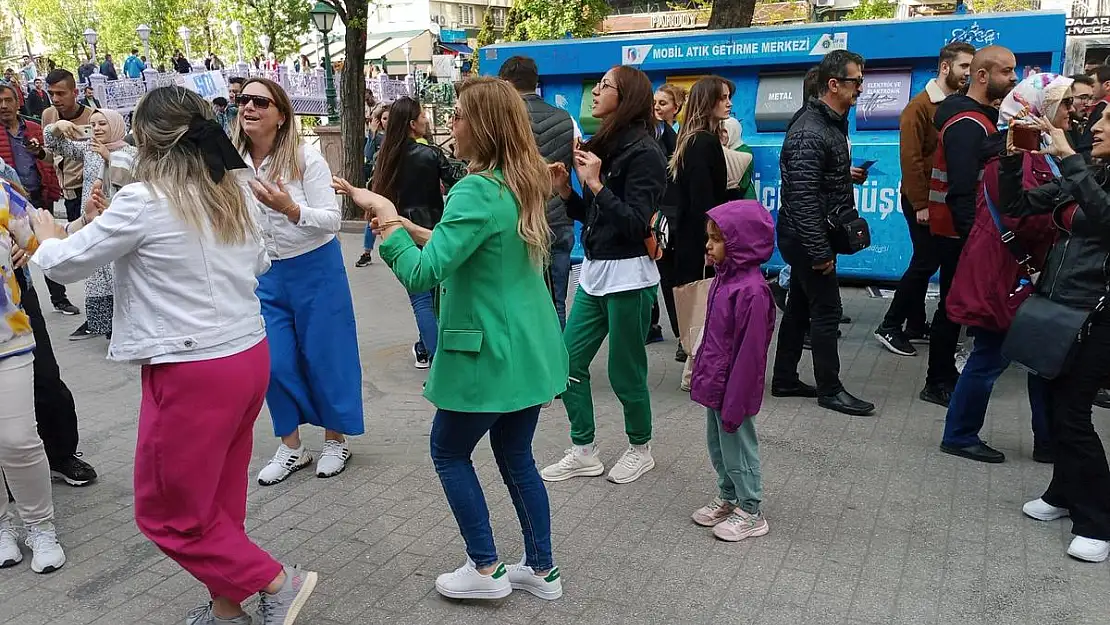 Sokak müzisyenleri çaldı turistler oynadı