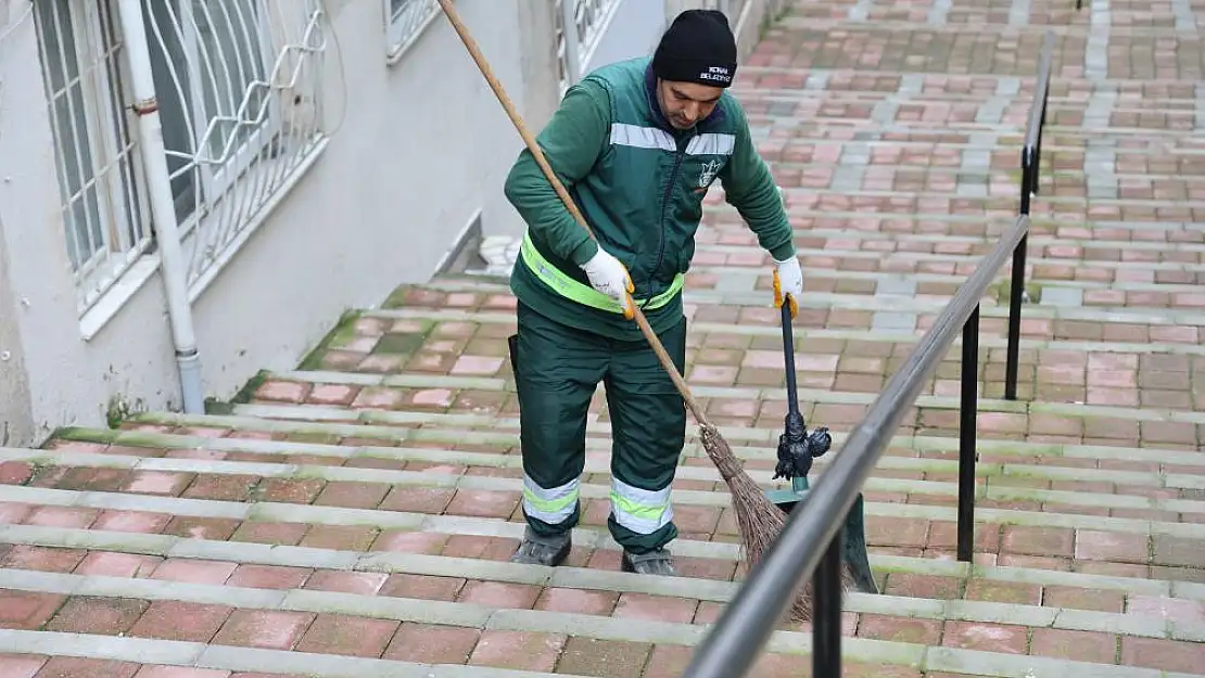 Sokakta temizlik yaparken içi para dolu cüzdan buldu…Sahibine teslim etti!