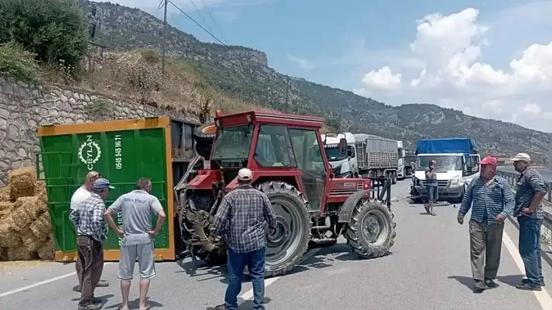 Söke’deki kazada saman yüklü traktör devrildi