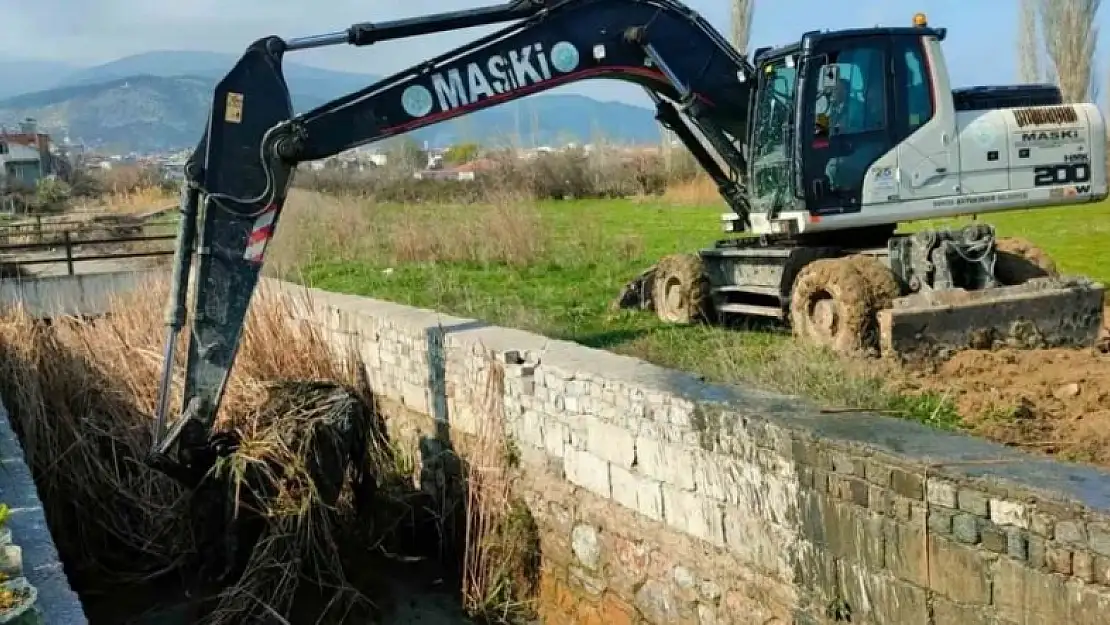 Soma’da MASKİ dere temizliklerine ara vermiyor